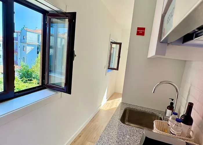 Historic Flat I Balcony & Views By Mymoradia Lejlighed *