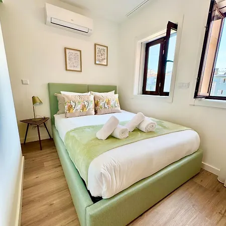 Historic Flat I Balcony & Views By Mymoradia Apartmán *