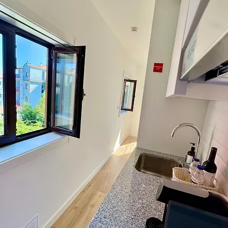 Historic Flat I Balcony & Views By Mymoradia Apartmán *