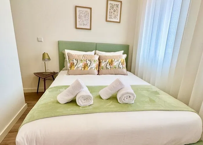 Daire Historic Flat I Balcony & Views By Mymoradia *