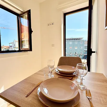Historic Flat I Balcony & Views By Mymoradia Lejlighed *
